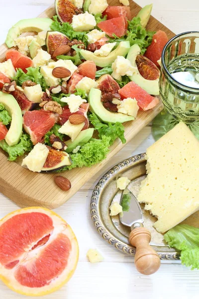 Salat Mit Käse Avocado Grapefruit Und Wein — Stockfoto