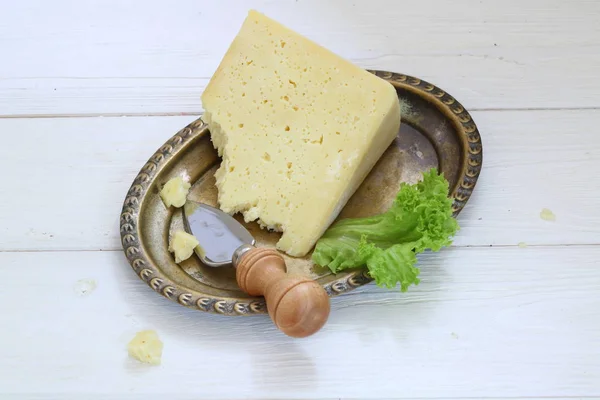 盘子里的奶酪和生菜叶 — 图库照片