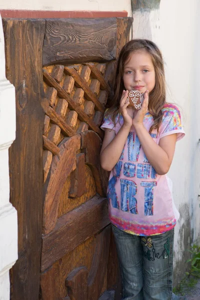 Zencefilli kurabiye yemek kız. Kız lezzetli sırlı zencefilli kurabiye yiyor