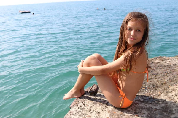 Uma Rapariga Fato Banho Fundo Mar Menina Sentada Uma Pedra — Fotografia de Stock