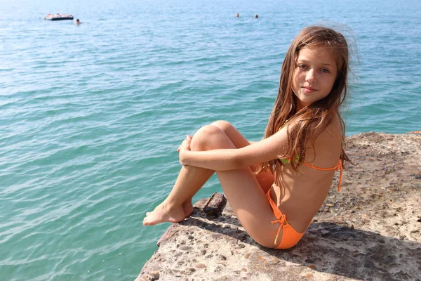 Girl Bathing Suit Background Sea Girl Sitting Stone — Stock Photo, Image
