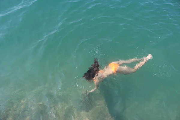 Girl Swims Sea Water — Stock Photo, Image