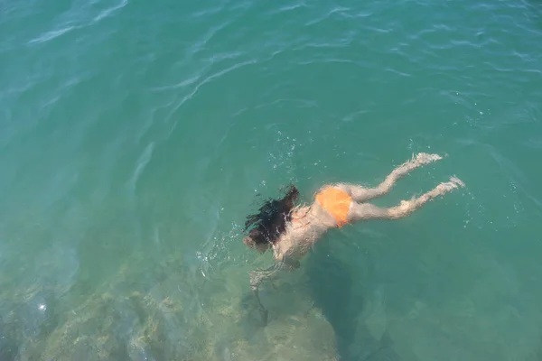 Девушка Плавает Морской Воде — стоковое фото