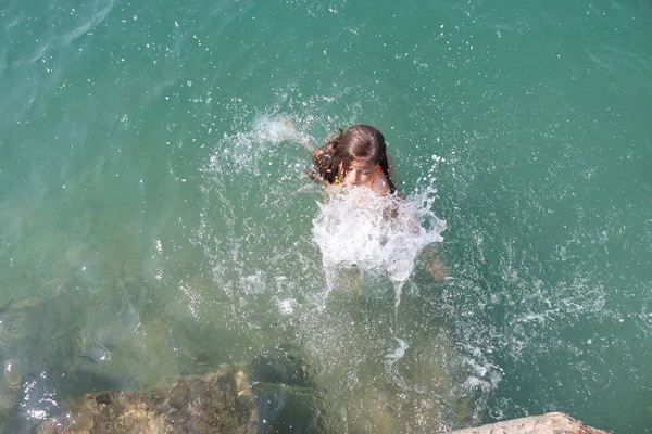Chica Nada Agua Mar —  Fotos de Stock