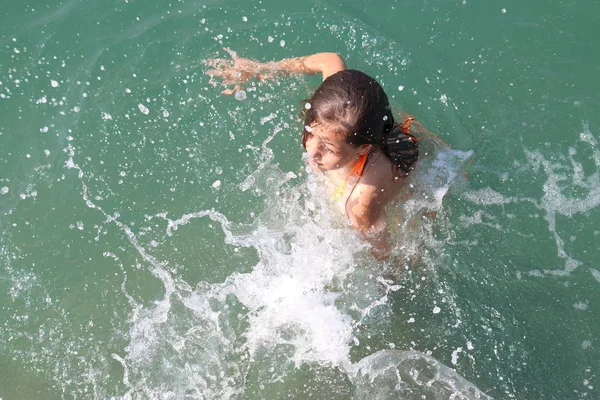 Girl Swims Sea Water — Stock Photo, Image