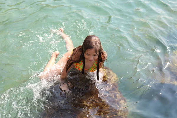 Kız Denizde Yüzüyor Deniz Suyu Bir Taş Üzerinde Oturan Kız — Stok fotoğraf