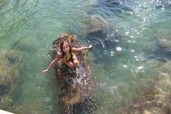 Une Fille Baigne Dans Mer Fille Sur Pierre Dans Eau — Photo