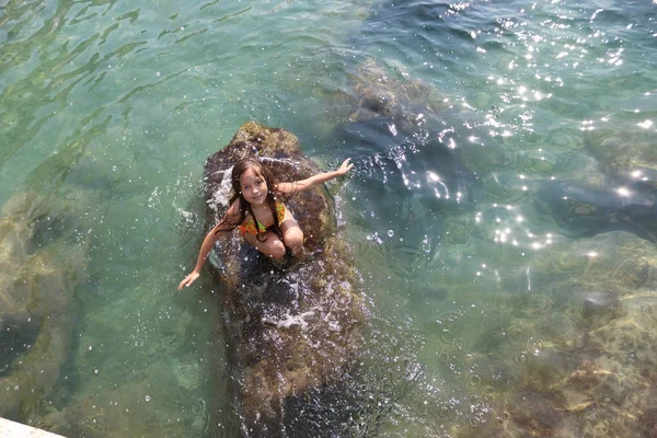 Дівчина Бризках Морської Води — стокове фото