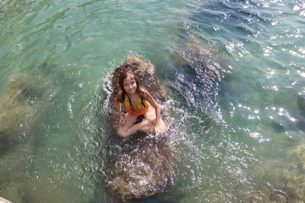 Κορίτσι Λούζει Θάλασσα Κορίτσι Στην Πέτρα Στο Θαλασσινό Νερό — Φωτογραφία Αρχείου