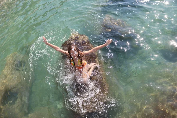 Девочка Купается Море Девушка Камне Морской Воде — стоковое фото