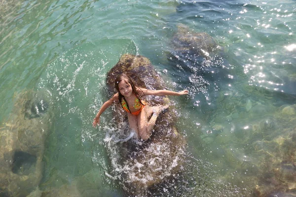 Dívka Koupe Moři Dívka Kámen Mořské Vodě — Stock fotografie