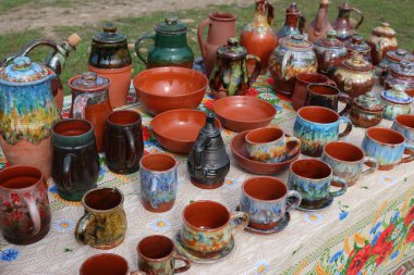 Kil yemekleri. Kil bardaklar, kase, çaydanlıklar