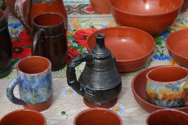 Kil yemekleri. Kil bardaklar, kase, çaydanlıklar