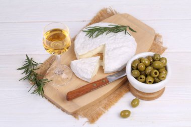 Camembert beyaz şarap ile. Camembert peyniri ve beyaz şarap bir bardak