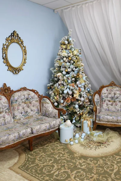 Árbol Navidad Decorado Con Copos Nieve Bolas Oro Flores —  Fotos de Stock