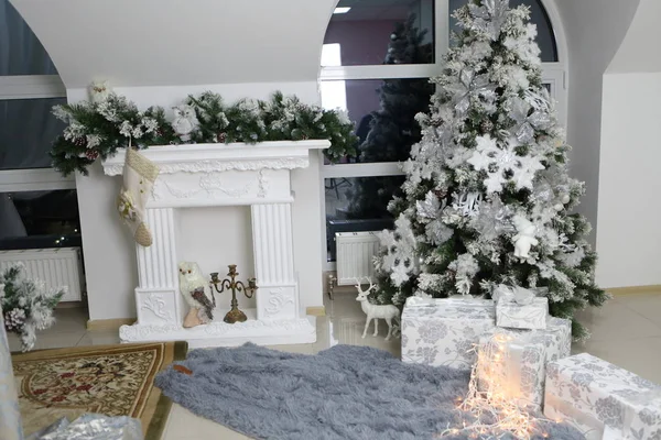 Árbol Navidad Decorado Con Copos Nieve Bolas Oro Flores —  Fotos de Stock