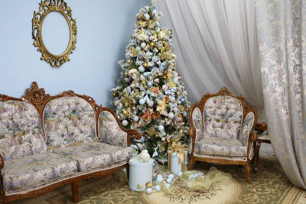 圣诞树装饰着雪花 金球和鲜花 — 图库照片