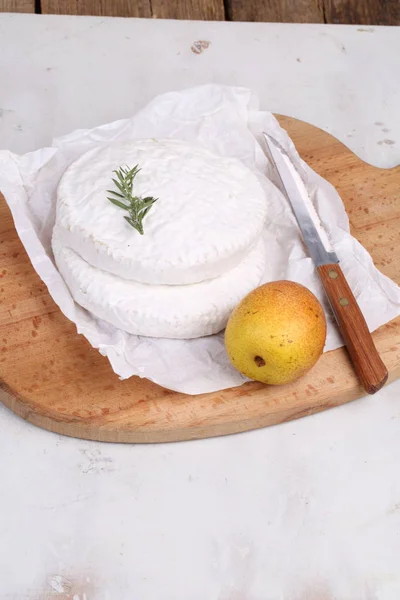 Camembert Peyniri Beyaz Ahşap Bir Masa Üzerinde Taze Armut — Stok fotoğraf
