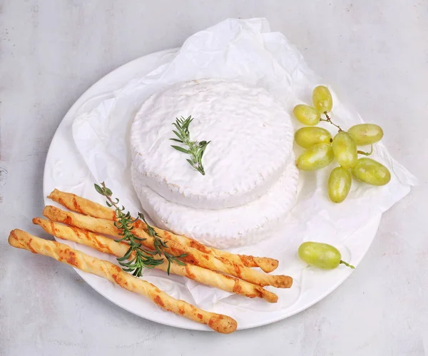 Camembert Con Ramo Uvas Blancas Palitos Grissini — Foto de Stock