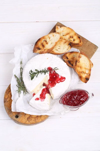 Camembert Met Frambozenconfituur — Stockfoto