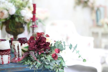 Yapay çiçek buketi vintage odası iç