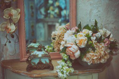 Yapay çiçek buketi yatak odasında masada