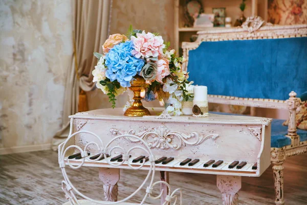 Dekorativa Vintage Piano Inredningen — Stockfoto