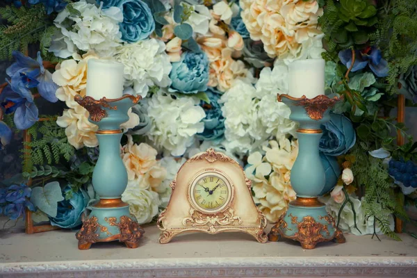 Vintage Zegar Stole Pobliżu Bukiet Kwiatów — Zdjęcie stockowe