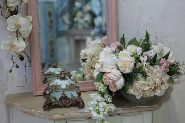 Bouquet Fleurs Artificiel Sur Table Dans Chambre — Photo