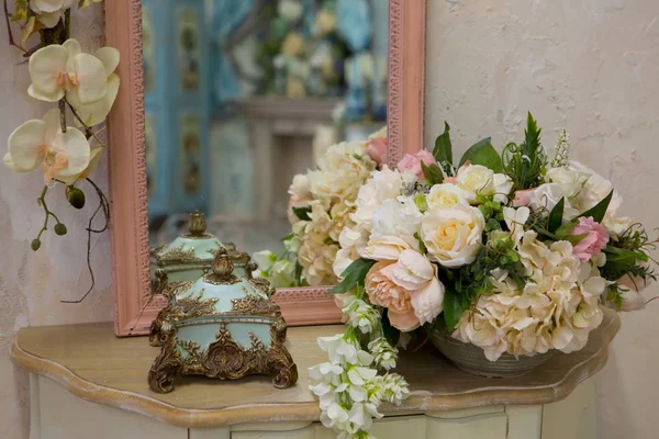 Bouquet Fleurs Artificiel Sur Table Dans Chambre — Photo