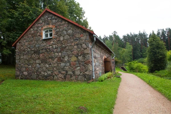 Altes Steingebäude Park Zwischen Den Bäumen — Stockfoto