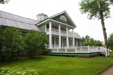 Parkta sütunlarla eski ahşap ev