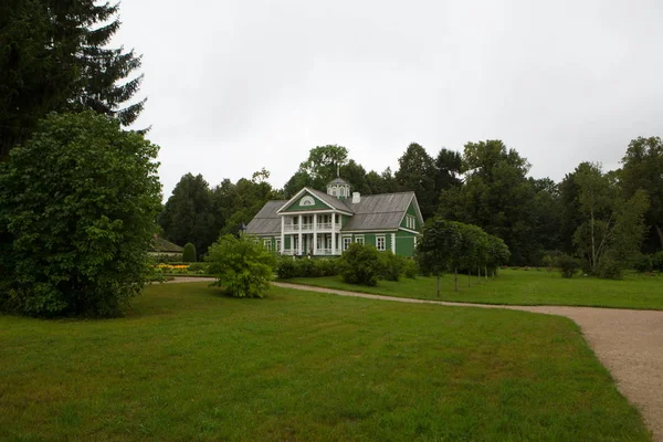 Old Wooden House Columns Park — Stock Photo, Image