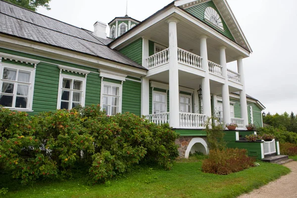 Altes Holzhaus Mit Säulen Park — Stockfoto