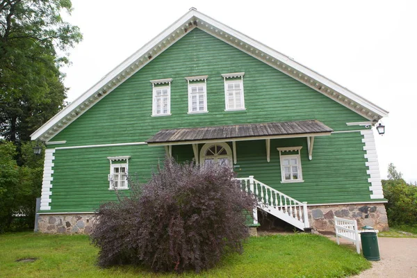 Gammalt Trähus Med Kolumner Parken — Stockfoto