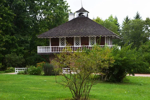 Old Wooden House Columns Park — Stock Photo, Image