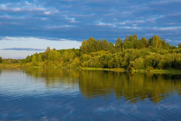 Rzeka Odbicie Nieba Wodzie Drzewa Przez Rzeki Piękny Krajobraz — Zdjęcie stockowe