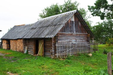 Ahşap inşaat çitin arkasında. Yönetim Kurulu döken