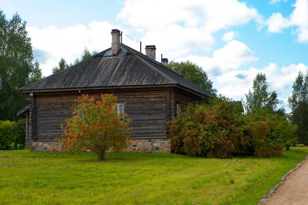 Dřevěný Dům Obklopený Bush Keře — Stock fotografie