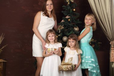 Anne ile kızı yılbaşı ağacı yakınındaki