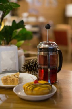 çay Çaydanlık ve kek kafede masada