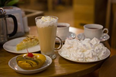 Latte ile çırpılmış kremalı kek ve meringues
