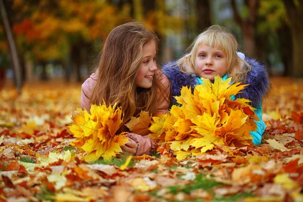 Två Flickor Höst Park Med Buketter Löv — Stockfoto