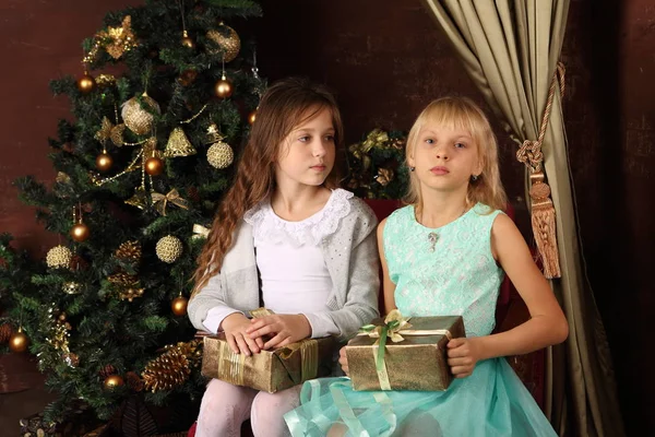 Dvě Dívky Dárky Vánočního Stromu — Stock fotografie