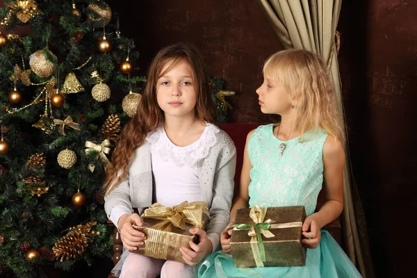 Dvě Dívky Dárky Poblíž Stromu Nový Rok — Stock fotografie