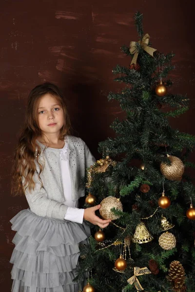 Ένα Κορίτσι Ένα Όμορφο Φόρεμα Κοντά Στο Δέντρο Νέο Έτος — Φωτογραφία Αρχείου