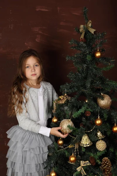 Yeni Yıl Ağacı Yakınındaki Güzel Elbiseli Bir Kız — Stok fotoğraf