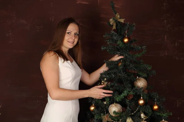 Κορίτσι Ένα Λευκό Φόρεμα Κοντά Χριστουγεννιάτικο Δέντρο — Φωτογραφία Αρχείου