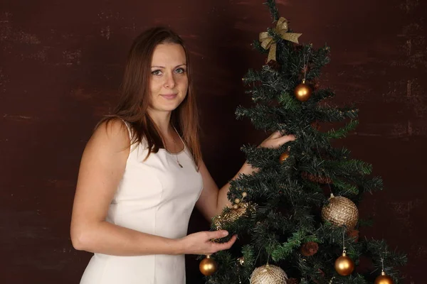 Девушка Белом Платье Одевается Рождественская Елка — стоковое фото