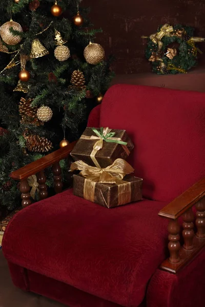 Cadeau Nouvel Dans Beau Paquet Sur Une Chaise Rouge — Photo